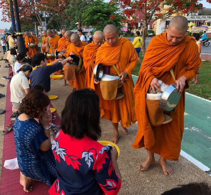 僧侶は施しを受けた後、一人一人に経文を唱えます。