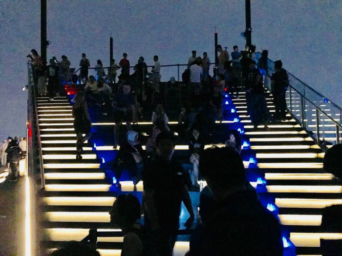 SKYWALK手前には、宝塚の舞台風大階段。こちらは手荷物・カメラ・スマホ持ち込みOK