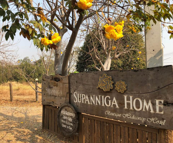 敷地内にはレストラン＆リゾートの名称ともなっている〝スパンニガ〟の黄色い花が